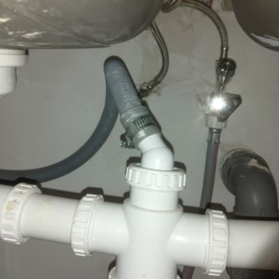 צינורות פלסטיק מתחת לכיור עם מחברים