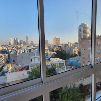 חלונות אלומיניום עם נוף עירוני ברקע