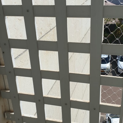 רשת מתוחה על גדר למניעת כניסת יונים