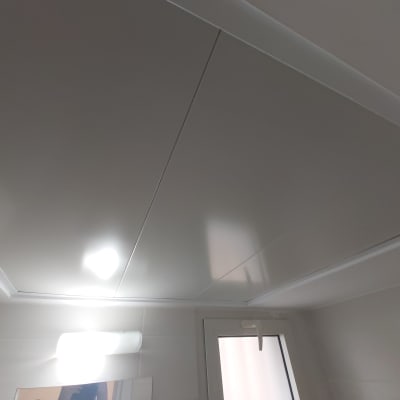 תקרת גבס עם תאורה מובנית בחדר קטן