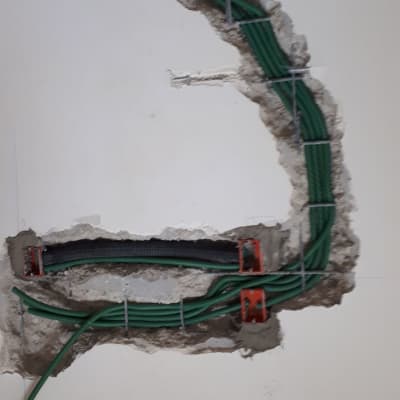 צינורות ירוקים בקיר במהלך שיפוץ