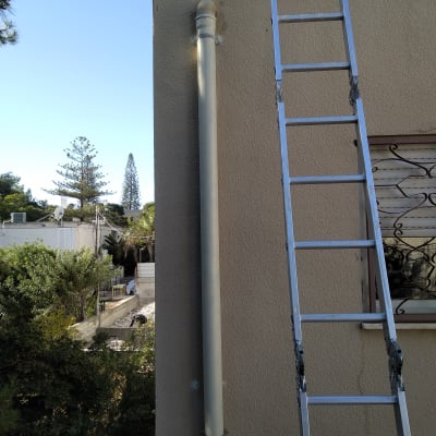 סולם מתכת נשען על גג שטוח