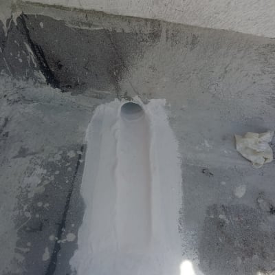 צינור על גג עם תיקון בטון סביבו