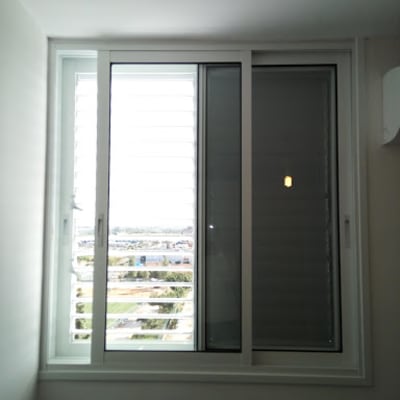 חלון אלומיניום עם תריסים פנימיים