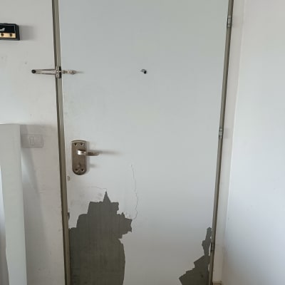 דלת עם ציפוי מתקלף בחלק התחתון