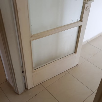 דלת עץ עם זכוכית חלבית במרכז