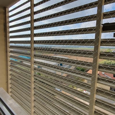 רשת מתכת מותקנת על מרפסת למניעת כניסת יונים