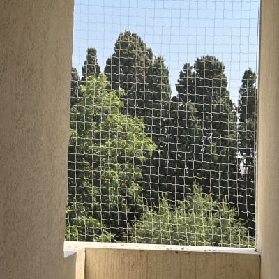 רשת למניעת כניסת יונים במרפסת