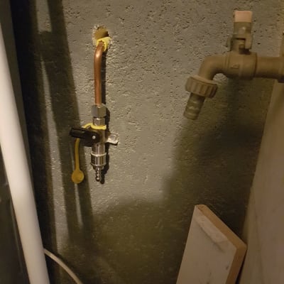 צינור גז עם ברז וידית צהובה