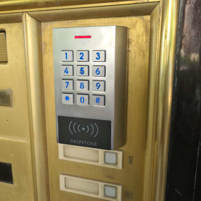 לוח מקשים עם מספרים ותצוגת אינטרקום