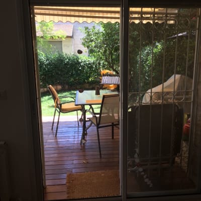 חלון זכוכית עם תריסים פתוחים חלקית