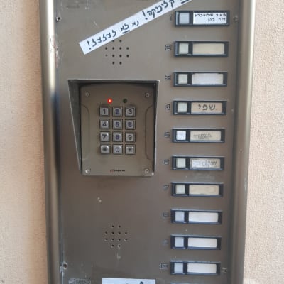 פאנל אינטרקום עם מקשים ותוויות שמות