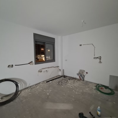 חוטי חשמל חשופים וקירות עם חציבות