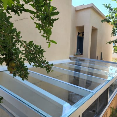 מבנה אלומיניום עם חלונות זכוכית מותקנים על קיר חיצוני