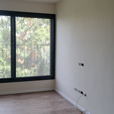 קיר צבוע בלבן עם שקעים חשמליים