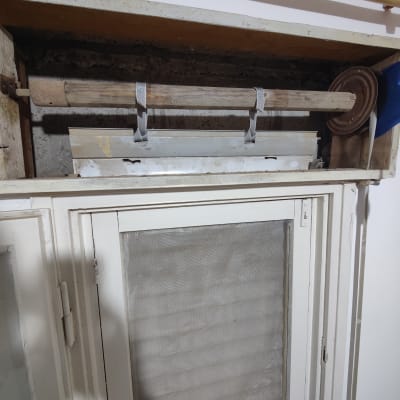 מנגנון תריס גלילה עם ציר עץ ורצועות מתכת