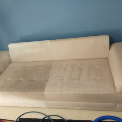 ספה עם סימני ניקוי וחלקים רטובים