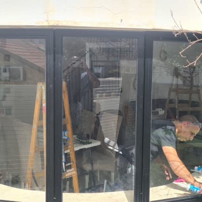 מסגרת אלומיניום שחורה לחלון זכוכית גדול