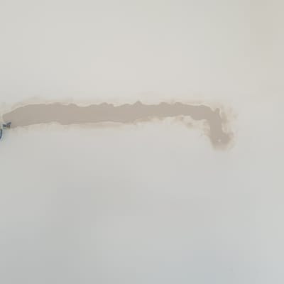 חוטי חשמל יוצאים מקיר עם תעלה פתוחה