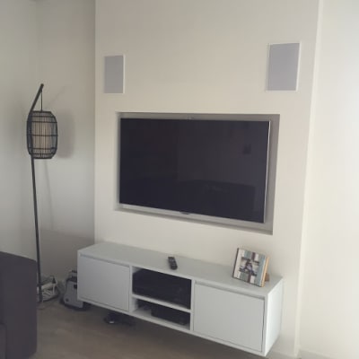 טלוויזיה תלויה על קיר גבס עם רמקולים משני הצדדים