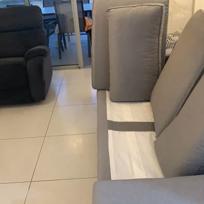 כריות ספה אפורות מורמות לניקוי