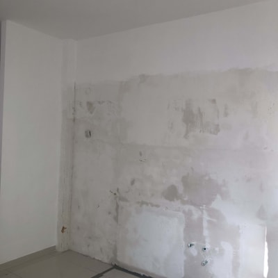 קיר עם טיח מתקלף ושקעי חשמל חשופים