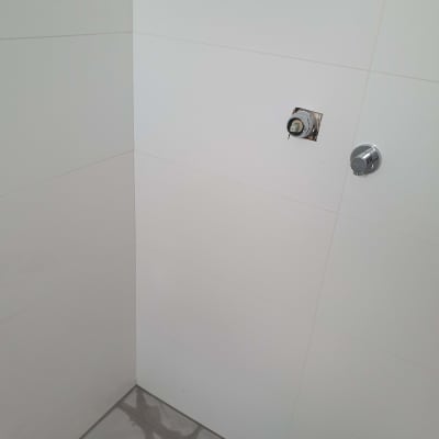 קיר אריחים עם חור לשסתום, רצפת אריחים