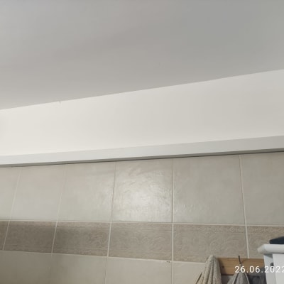 יחידת מיזוג אוויר מותקנת על קיר לבן