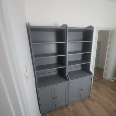 שני ארונות אפורים עם מדפים ודלתות