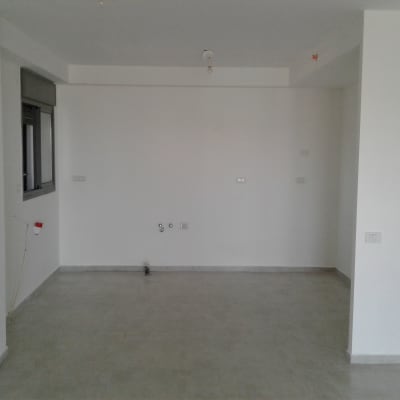 קיר לבן עם חיבורים חשמליים, חלון פתוח