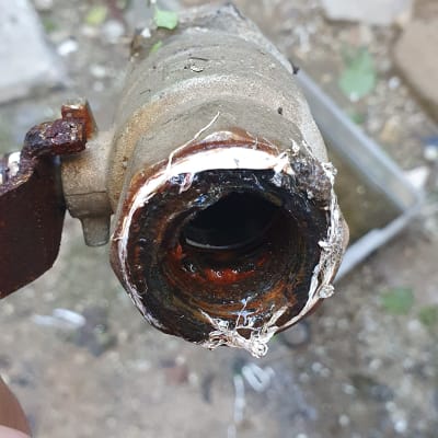 צינור מתכת חלוד עם שאריות איטום