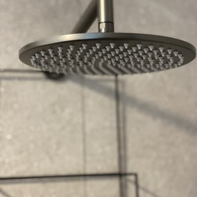 ראש מקלחת עגול מותקן על קיר