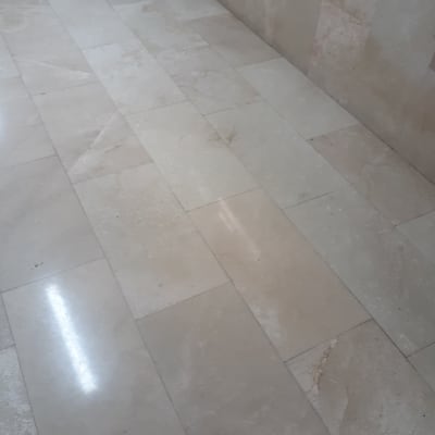 רצפה מלוכלכת עם כתמים, זקוקה לניקוי