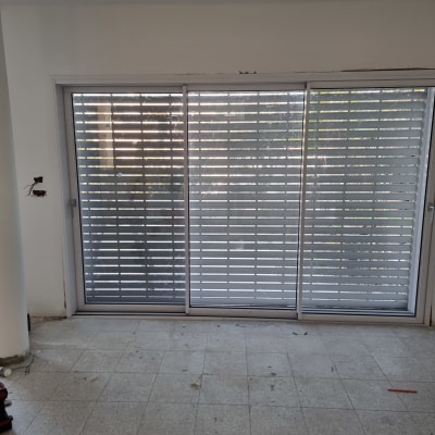 חלון אלומיניום עם תריסים סגורים