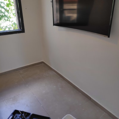 כלי עבודה לצביעה על רצפה ליד קיר