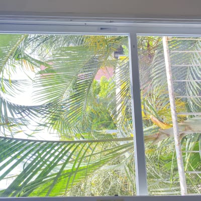 חלון אלומיניום עם מסגרת לבנה