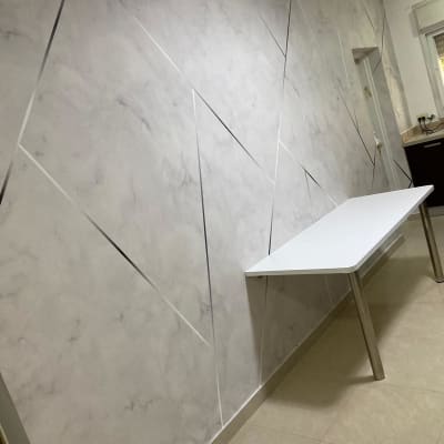 קיר עם טפט דמוי שיש ודוגמאות גיאומטריות