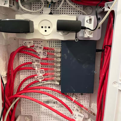 כבלים אדומים מחוברים למפצל רשת בארון תקשורת