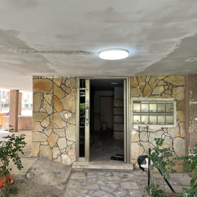 כבל חשמל כתום מונח על הקרקע ליד הכניסה