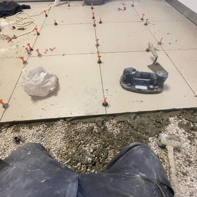 ריצוף קרמיקה עם כלים וחומרים לריצוף