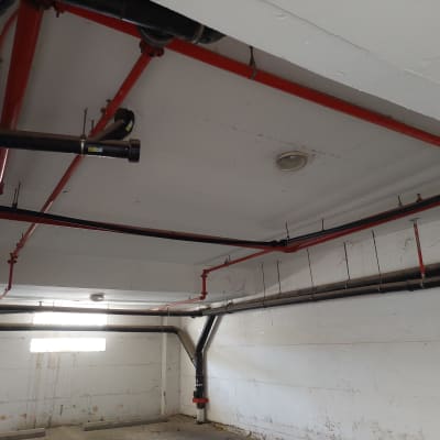 צינורות מים ותשתיות בתקרה של חדר