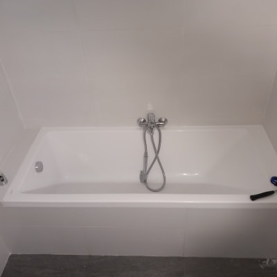 אמבטיה מותקנת עם ברז וכלי עבודה