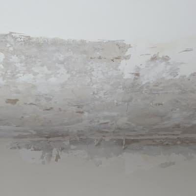 תקרה מתקלפת עם סימני רטיבות ולכלוך