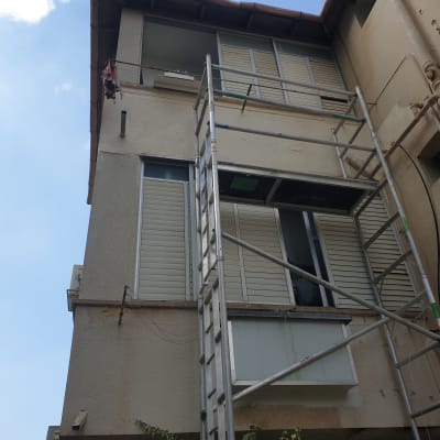 פיגום מתכת ליד חלון בניין