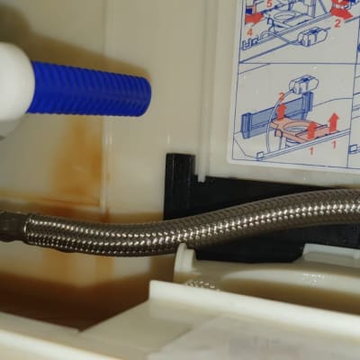 צינור גמיש ומחבר מתכת בתוך מכל פלסטיק