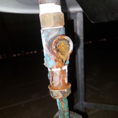 צינור חלוד עם חיבורים מתכתיים ודליפה