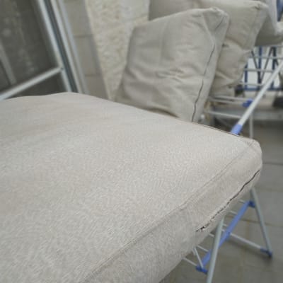 כריות ספה מונחות לייבוש על מתקן כביסה