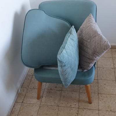 כורסה עם כריות על רצפת אריחים