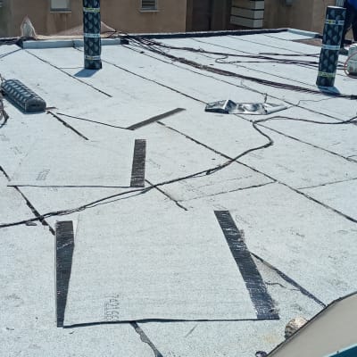 יריעות איטום על גג עם חיבורים מודבקים