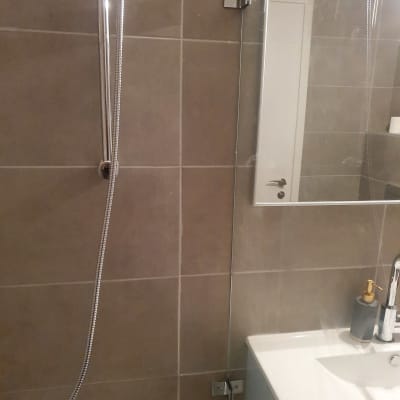 מקלחון זכוכית עם דלת זכוכית ומראה